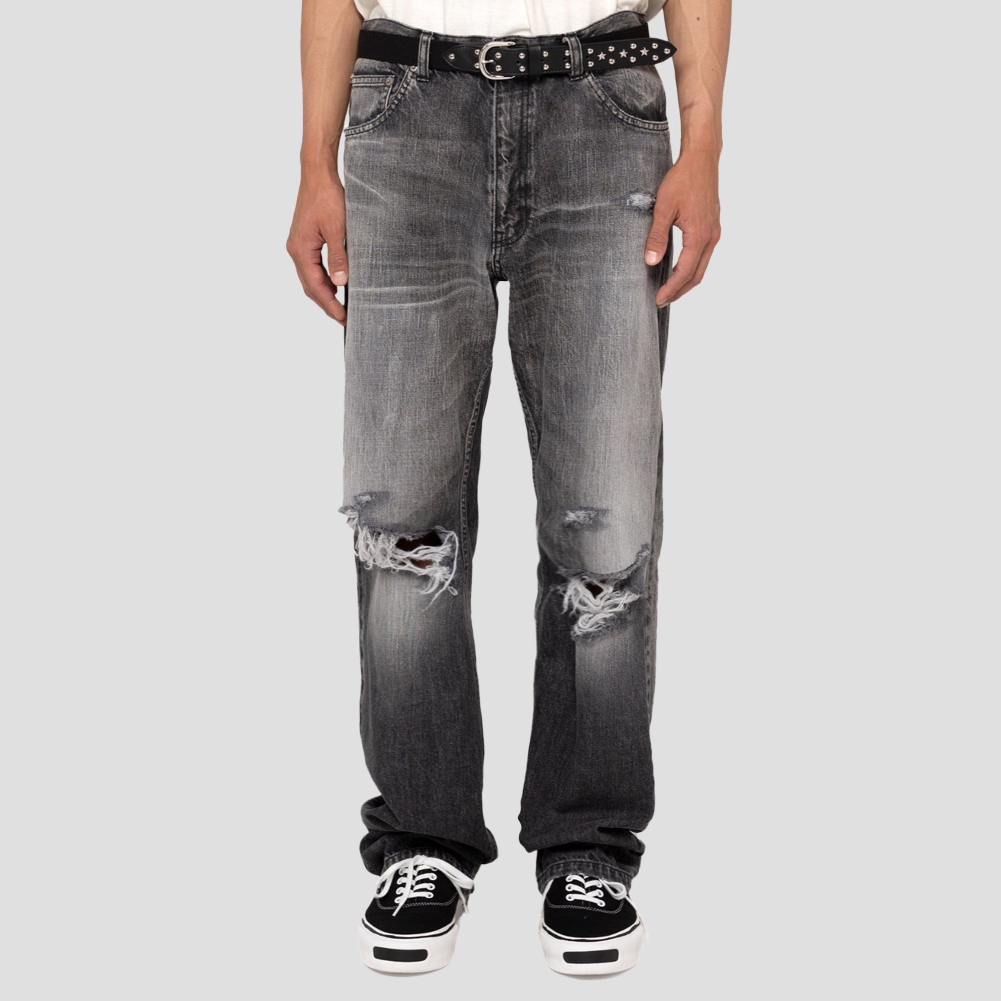 DISTRESSED JEANS