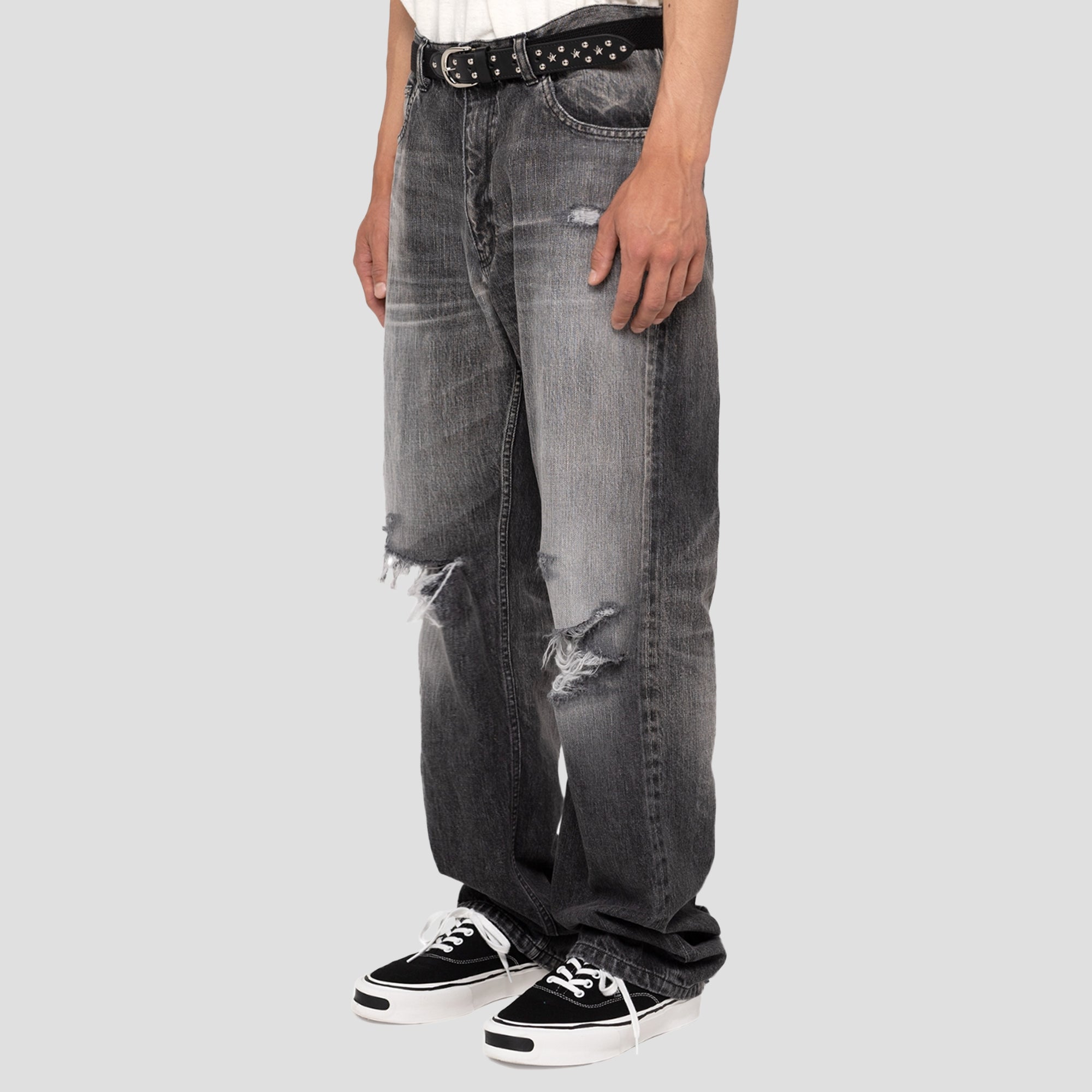 DISTRESSED JEANS