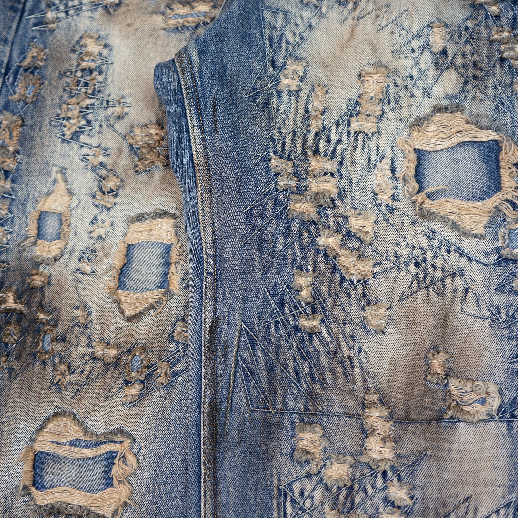 DISTRESSED DENIM JEANS