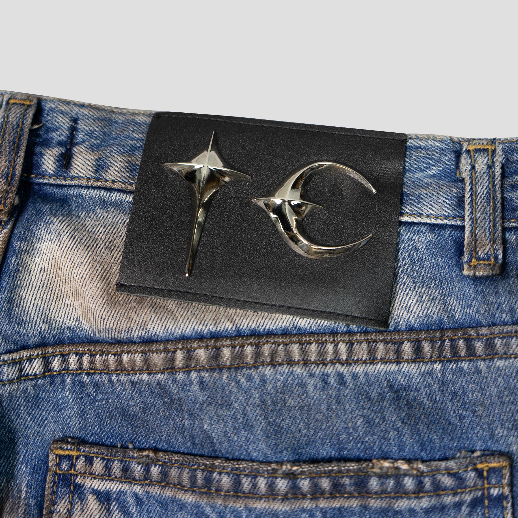 DISTRESSED DENIM JEANS