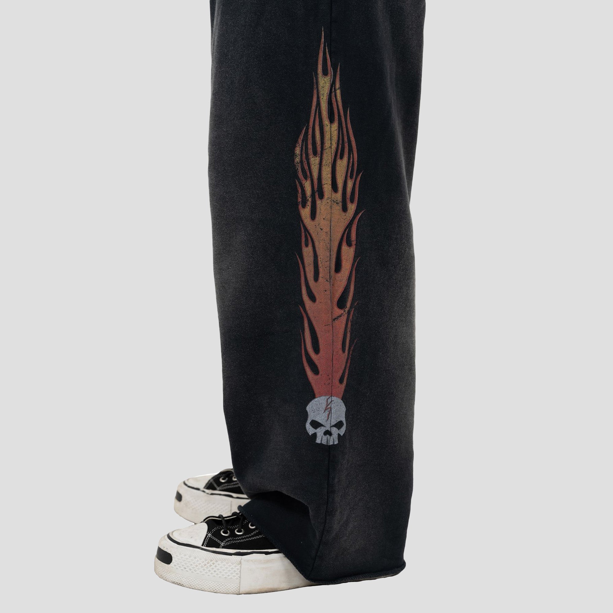 SKULL FLAME DISTRESSED SWEAT PANTS